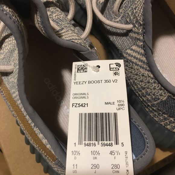 Yeezy 350 - Picture 7 of 9